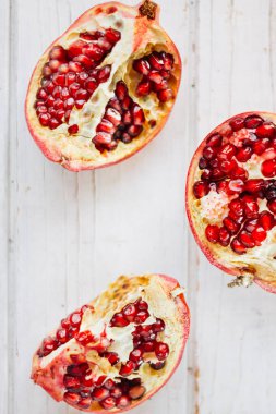 İkiye bölünmüş nar meyvelerinin üst görünümü