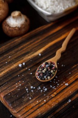 Tahtada siyah, kırmızı ve beyaz biber