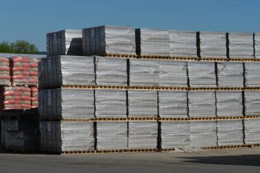 Piyasadaki kaldırım taşları. Paving mağazası. Paletler üzerindeki kaldırım taşı