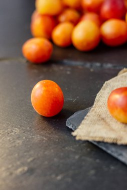 Taze ve olgun yaban eriği veya siyah yüzeyde kiraz eriği