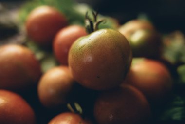 Siyah stüdyoda güzel domates ve yeşil marul..