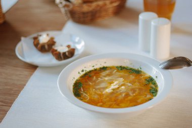 Lokanta veya kafe masasında nefis sebze çorbası