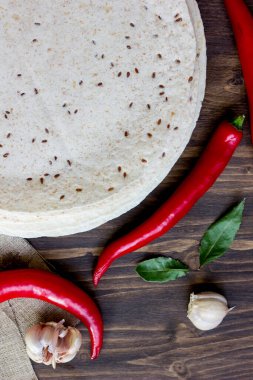 Tortilla - Tahta masada sebzeli mısır ekmeği