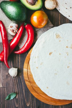 Tahta masada sebzeli mısır tortillası..