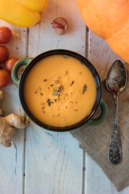 Beyaz yüzeyde zencefilli havuç kremalı çorba manzarası
