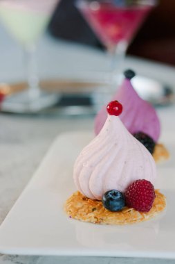 Lokantada beyaz seramik tabakta beyaz sufle keki