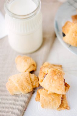 Güzel bir kahvaltı. Taze sütlü kruvasan.