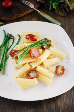 Kuşkonmaz ve domatesli makarna yemeye hazır..