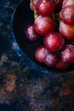 Üzümlerin kırsal arkaplan üzerindeki üst görünümünü kapat.