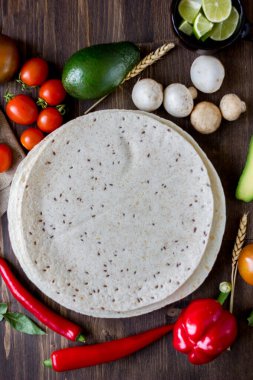 Tahta arka planda Meksika usulü omlet.