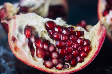 Siyah kırsal yüzeyde çeyrek nar meyvesi.