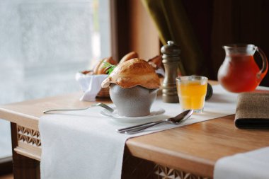 Tencerede sebze olan restoran masası.