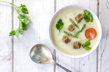 Güzel kuşkonmaz kremalı çorba ve kızarmış ekmek manzarası.