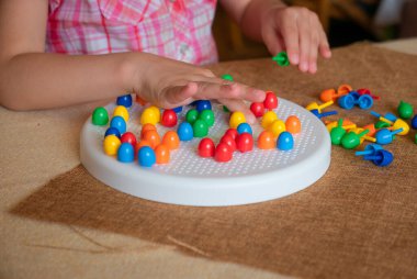 Masadaki çocuklar için mozaik bulmaca oyunu.