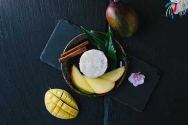 Mango manzarası ve seramik tabakta yapışkan pirinç