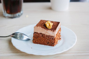 Restoranda masada güzel bir tatlı..