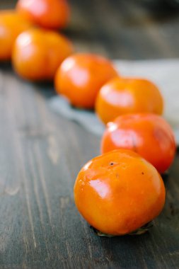 Tahta yüzeyde olgun hurmalardan yapılmış hurma yılanı..