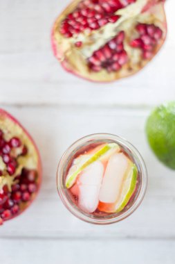 Limonlu ve buzlu nar limonatasının en üst görüntüsü..