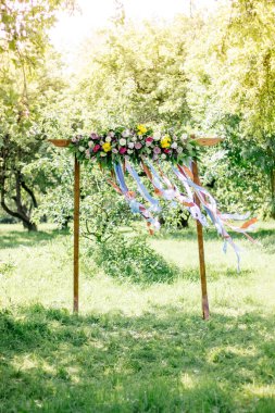 Güzel bir düğün kemeri ve yaz günü ormanda çiçekler.