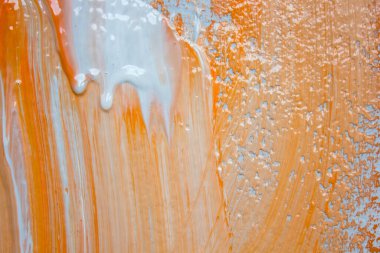 Taze turuncu ve gri boya duvarda.