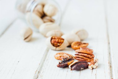 Beyaz ahşap masada doğal cevizler