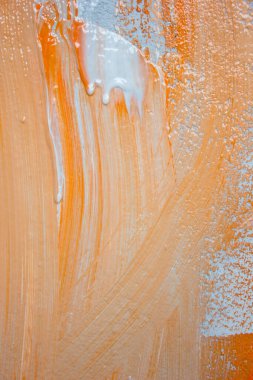 Taze turuncu ve gri boya duvarda.