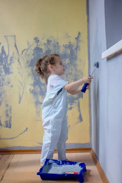 Menina Criança Pinta Parede Por Rolo Pintura — Fotografia de Stock