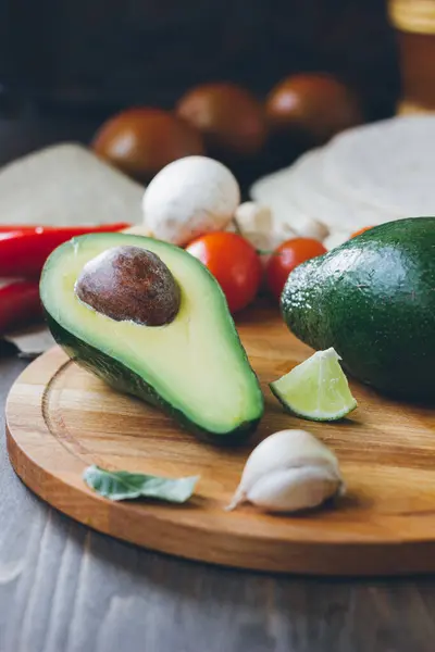 Avocadofrucht Auf Holzbrett Mit Anderem Gemüse — Stockfoto