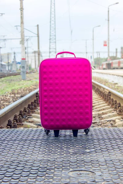 以铁轨为背景的火车站旅客行李箱 — 图库照片