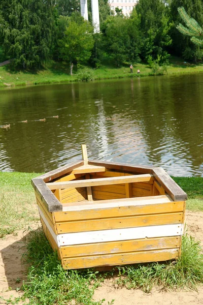 Деревянная Лодка Берегу Озера Летний День — стоковое фото