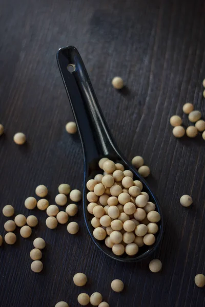 Fagioli Soia Sfondo Nero Cucchiaio Ceramica — Foto Stock