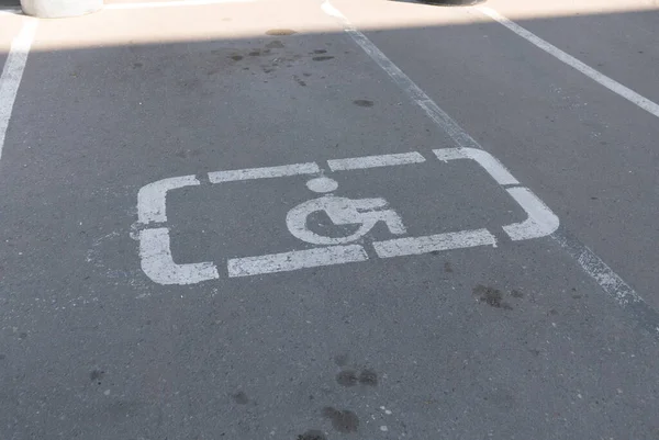 Parking Pour Personnes Handicapées Signe Sur Route — Photo