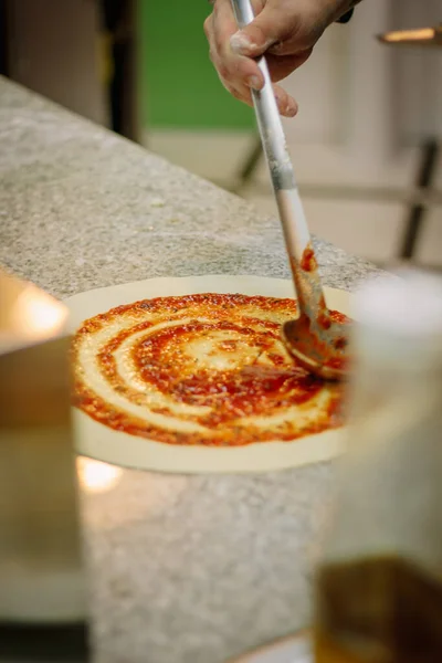Chef Unta Salsa Roja Mientras Hace Pizza — Foto de Stock