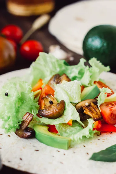 Natürliche Vegetarische Mexikanische Küche Frischer Salat Auf Tortilla Brot — Stockfoto