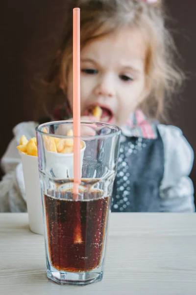 Niña Restaurante Comiendo Papas Fritas Bebiendo Cola — Foto de Stock