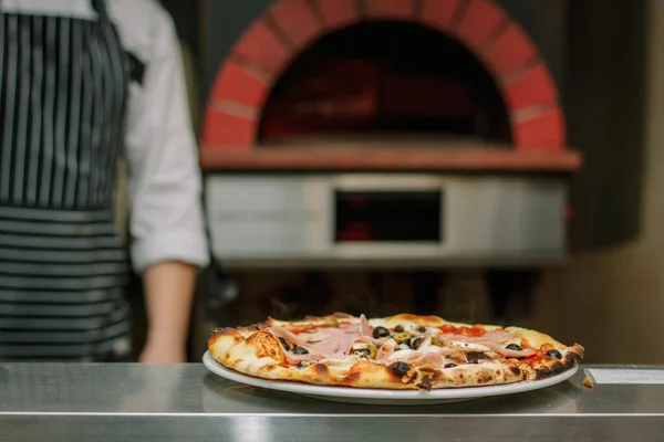 Frisch Zubereitete Pizza Mit Dem Traditionellen Pizzaofen Hintergrund — Stockfoto