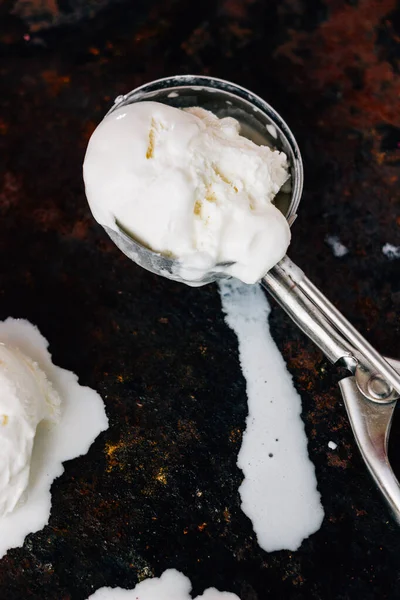 Helado Derretido Cuchara Helado Metal Sobre Mesa Rústica Negra — Foto de Stock