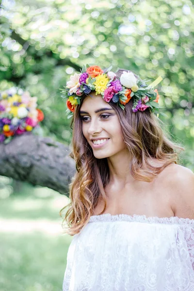 Mooie Bruid Witte Trouwjurk Bloemkrans — Stockfoto