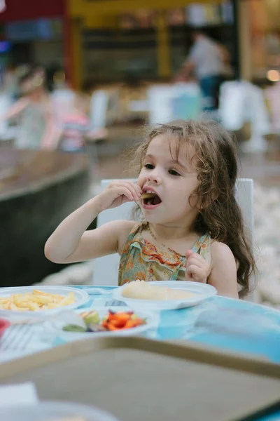 Anak Perempuan Makan Kafe Atau Restoran — Stok Foto