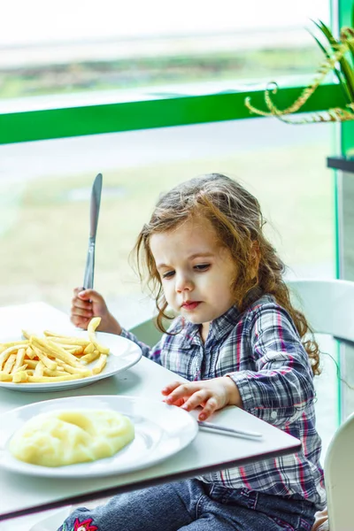 Bayi Perempuan Kecil Duduk Restoran Atau Kafe Dan Makan Makanan — Stok Foto