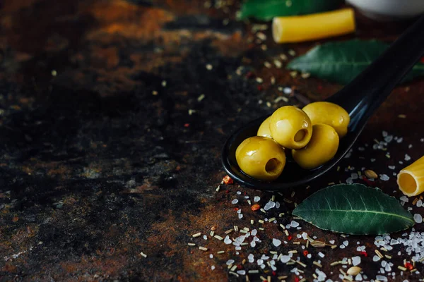 Olivy Černé Lžíci Obklopené Dalšími Ingrediencemi — Stock fotografie