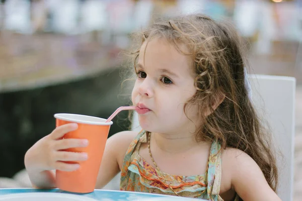 Anak Kecil Minum Cola Kafe Atau Restoran — Stok Foto