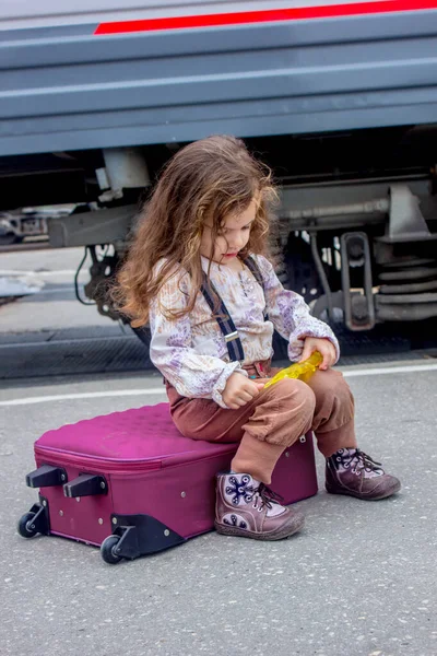 Niña Sentada Estación Tren Con Tren Fondo — Foto de Stock