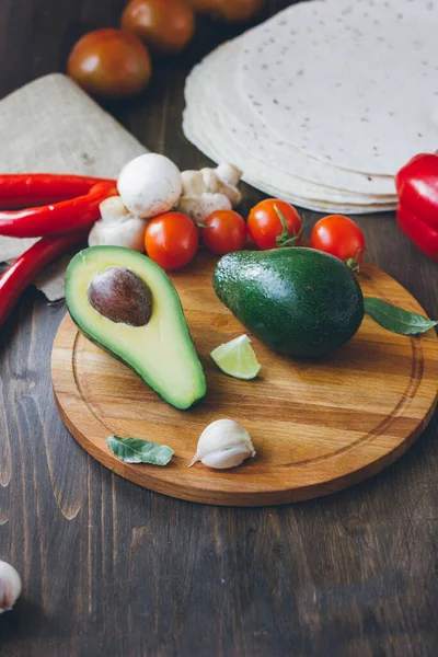 Avocadofrucht Auf Holzbrett Mit Anderem Gemüse — Stockfoto