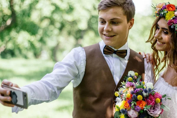 Young Couple Bride Groom Making Selfie Wedding Ceremony — Stock Photo, Image