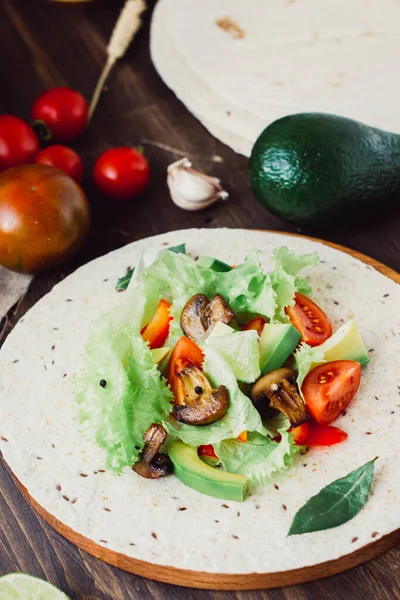 自然菜食メキシコ料理 トルティーヤパンの新鮮なサラダ — ストック写真