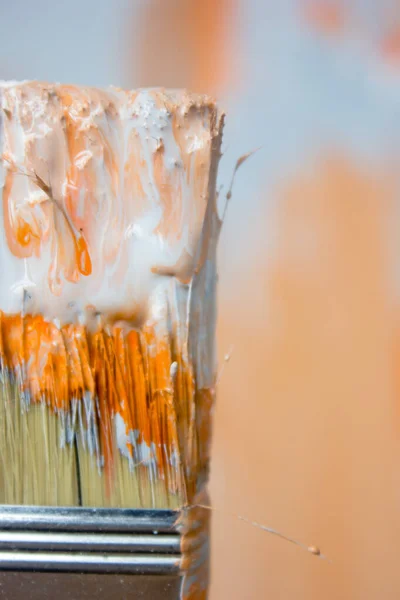 Кисть Оранжевой Белой Краской Качестве Обновления Создания — стоковое фото