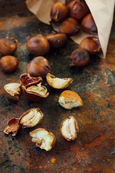 Castanhas Assadas Descascadas Superfície Rústica Preta — Fotografia de Stock