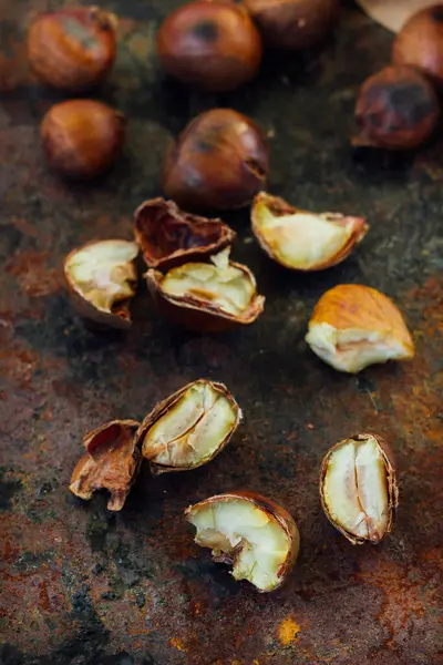 Castanhas Assadas Descascadas Superfície Rústica Preta — Fotografia de Stock