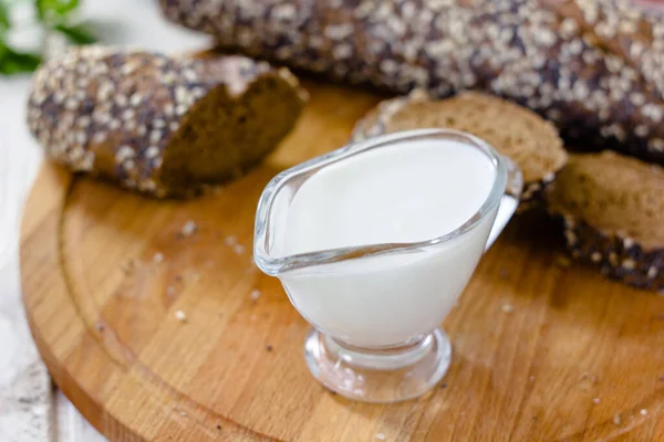 Salsa Alla Panna Una Ciotola Vetro Trasparente Tavola Legno — Foto Stock